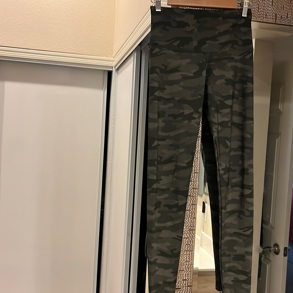 In GUC ONZIE flow camo leggings